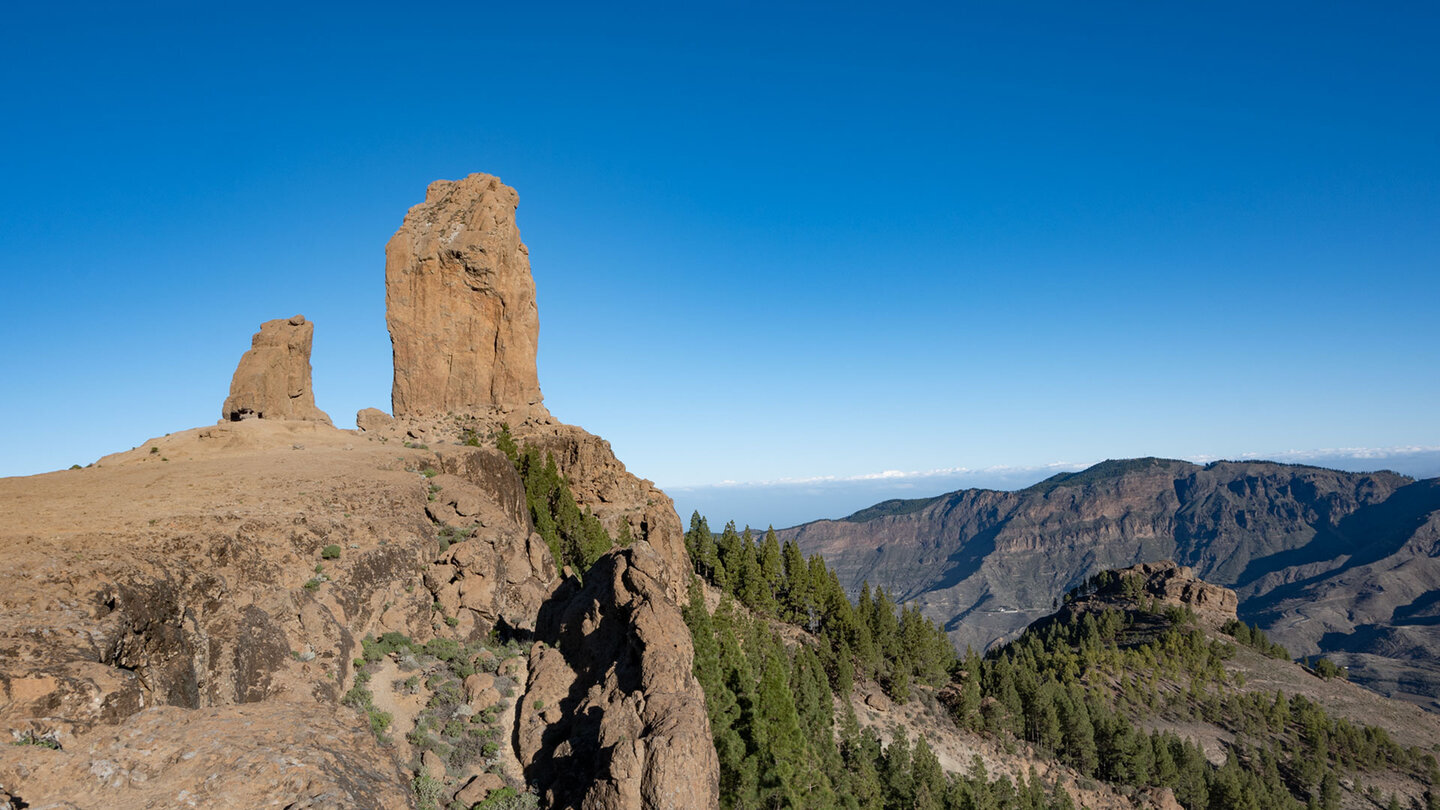 Roque Nublo und Rana, der Frosch, ragen gemeinsam vom Gipfelplateau empor