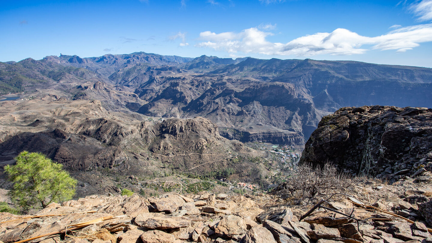 Der Blick über die Bergkämme und Schluchten zeigt die zerklüftete Topografie im Bergland Gran Canarias.