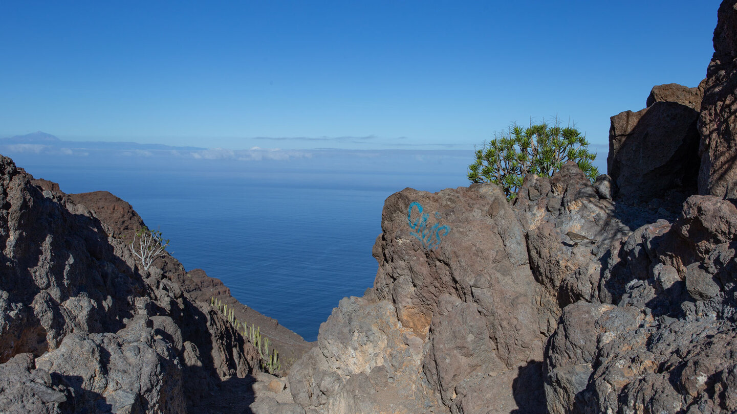 Die Silhouette des Teide hinter der Degollada de Aguasabina.