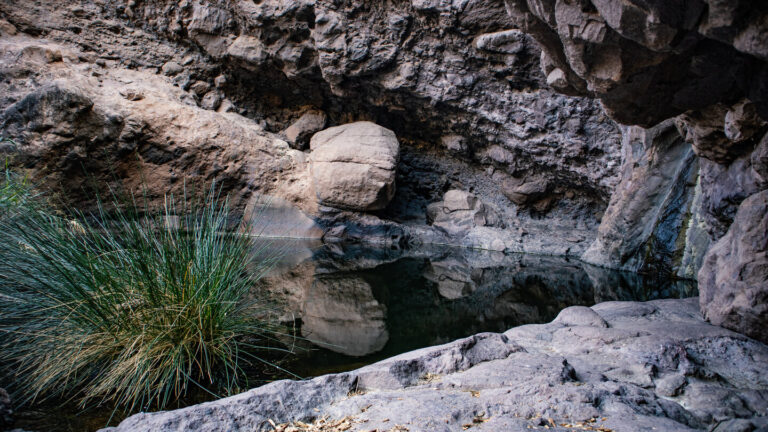 Spiegelung der Felsformationen im Wasserbecken Charco Azul – Gran Canaria.