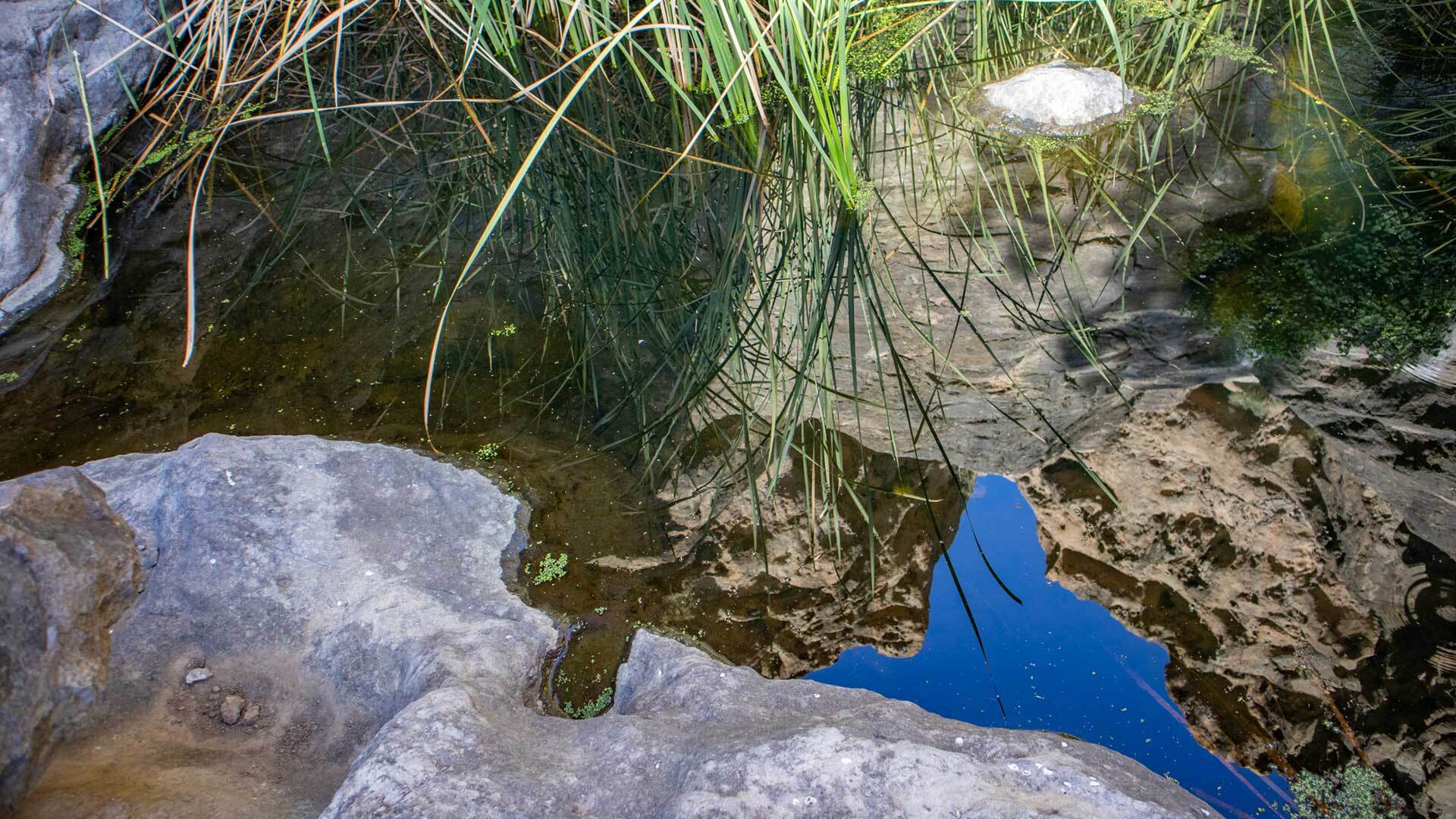 Im Wasserbecken der Cascada de Soria spiegelt sich das umliegende Felsmassiv.