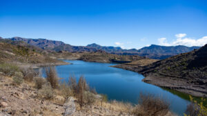 Der Uferweg zieht sich am Stausee Presa de las Niñas entlang.