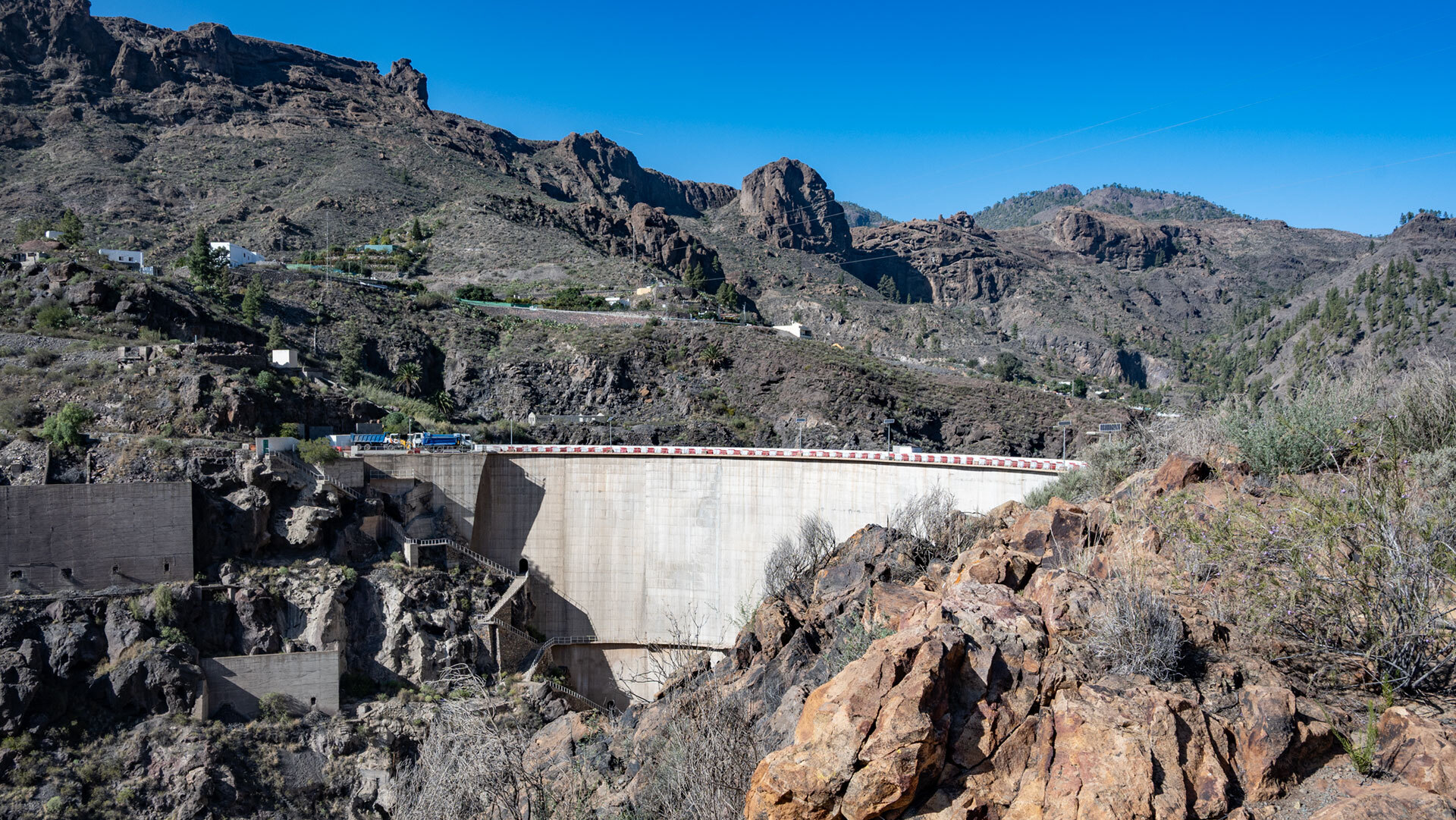 Die gewaltige Staumauer von Soria – eingebettet in die Berglandschaft Gran Canarias.