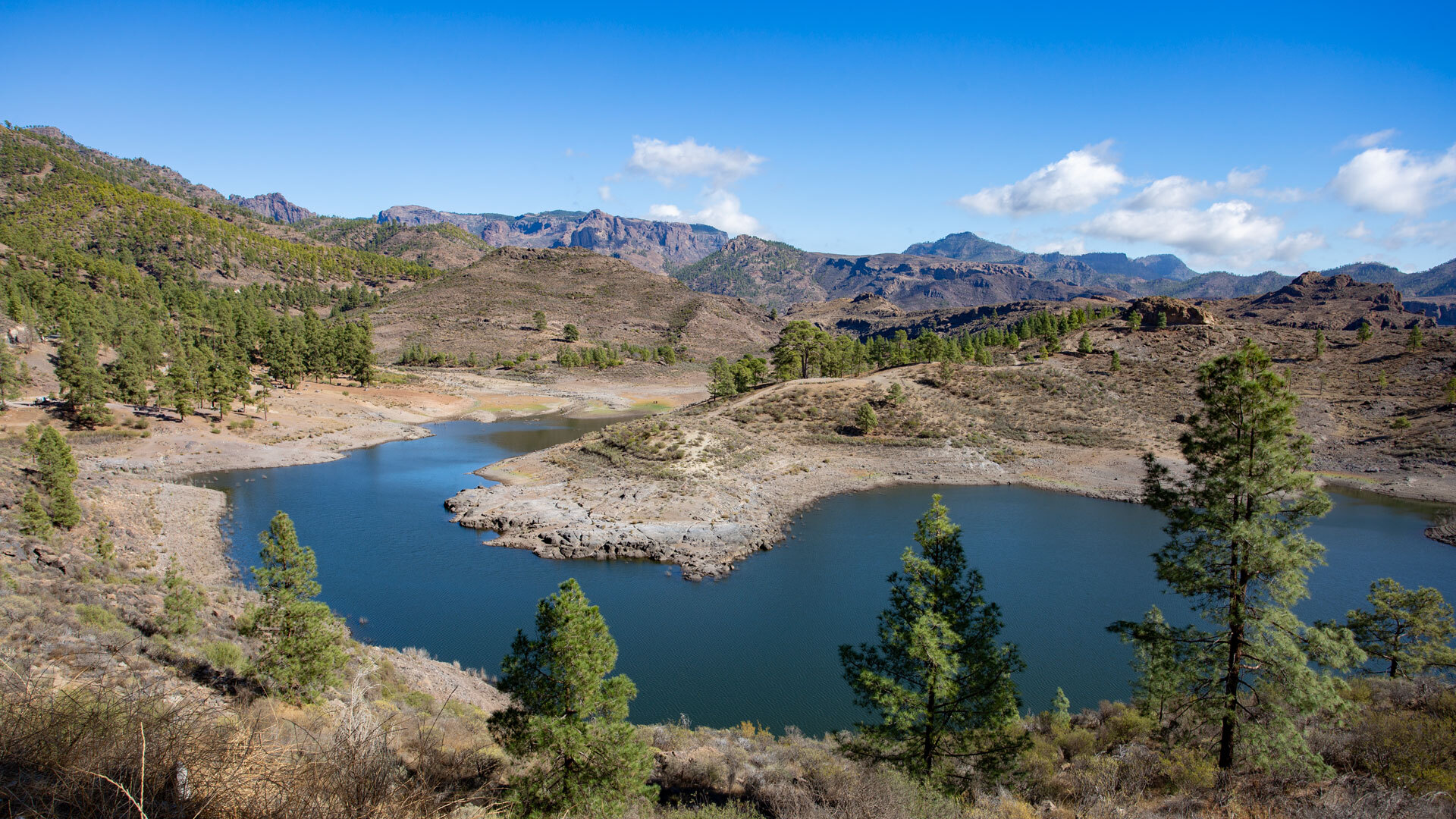 Die Presa de las Niñas liegt eingebettet in die Berglandschaft im Inneren Gran Canarias.