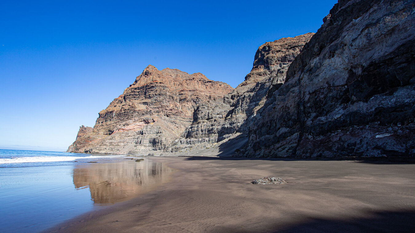 Steilklippen an der Playa de Güigüí Chico – Gran Canaria.