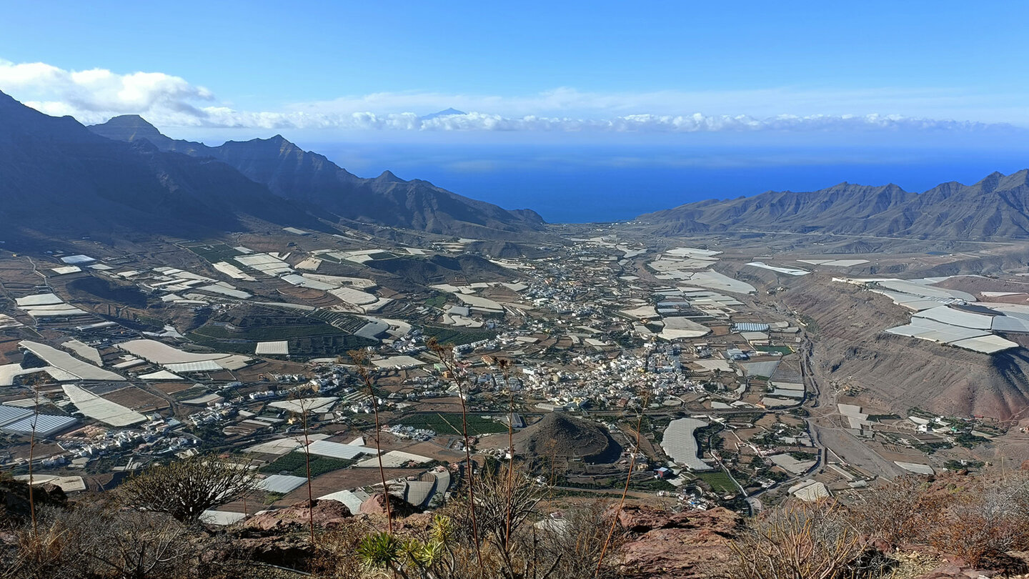 Blick über die Plantagen von La Aldea de San Nicolás zur Küste.