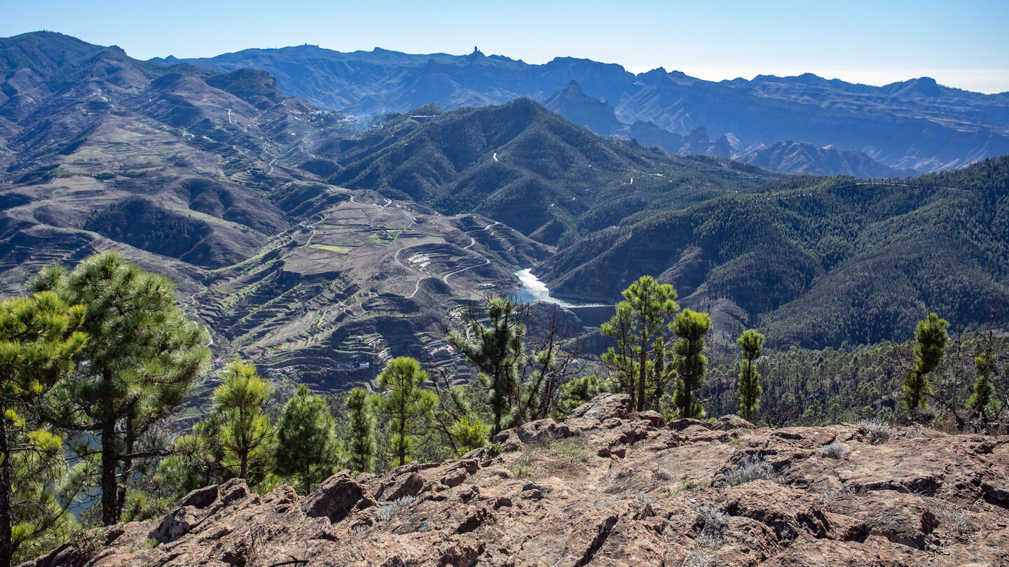 Vom Tamadaba entfaltet sich ein Panorama, das bis zum Roque Nublo reicht.