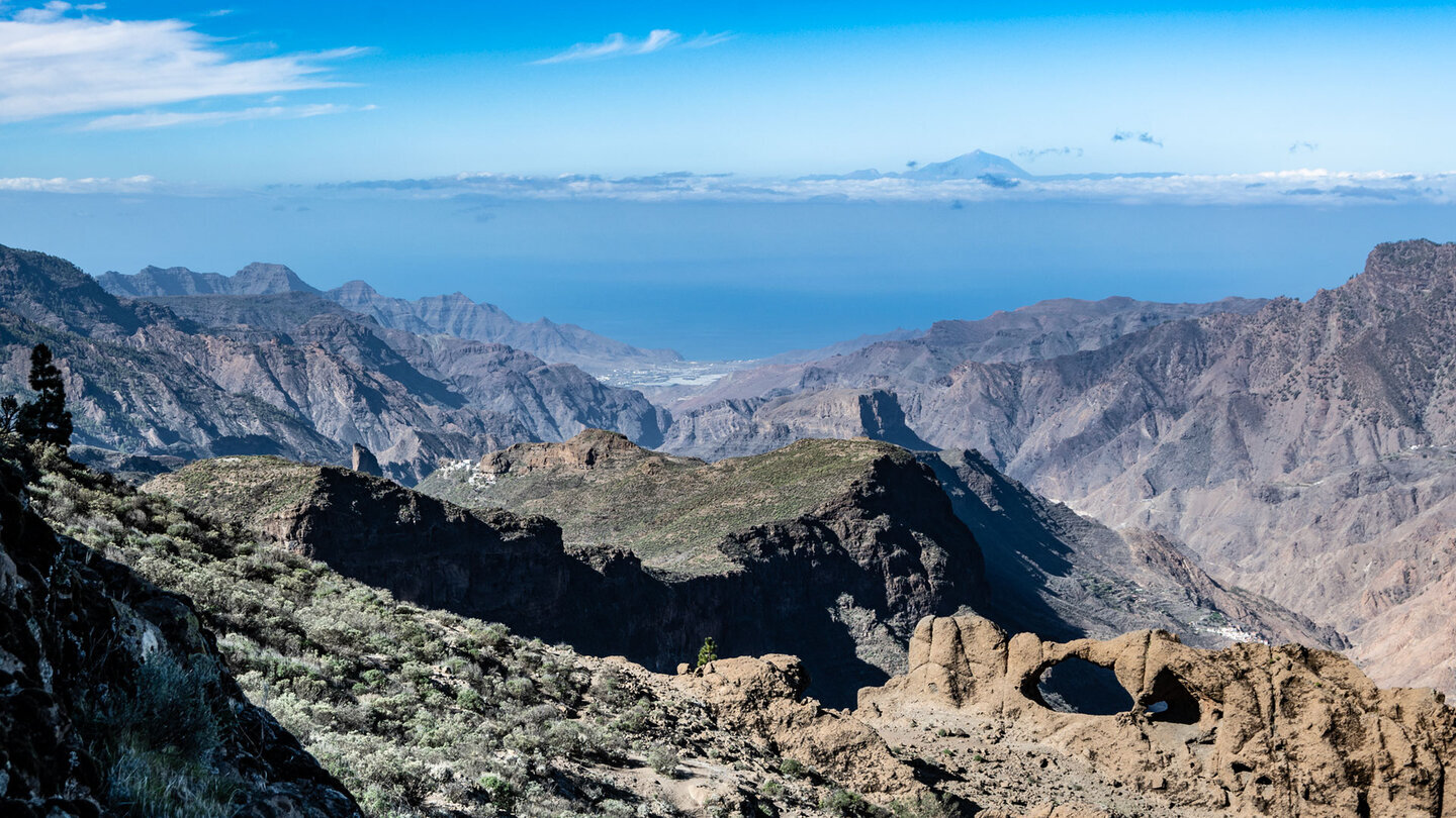 Montaña de Aserrador: Blick zum Ventana del Bentayga bis La Aldea, mit Teneriffa am Horizont.