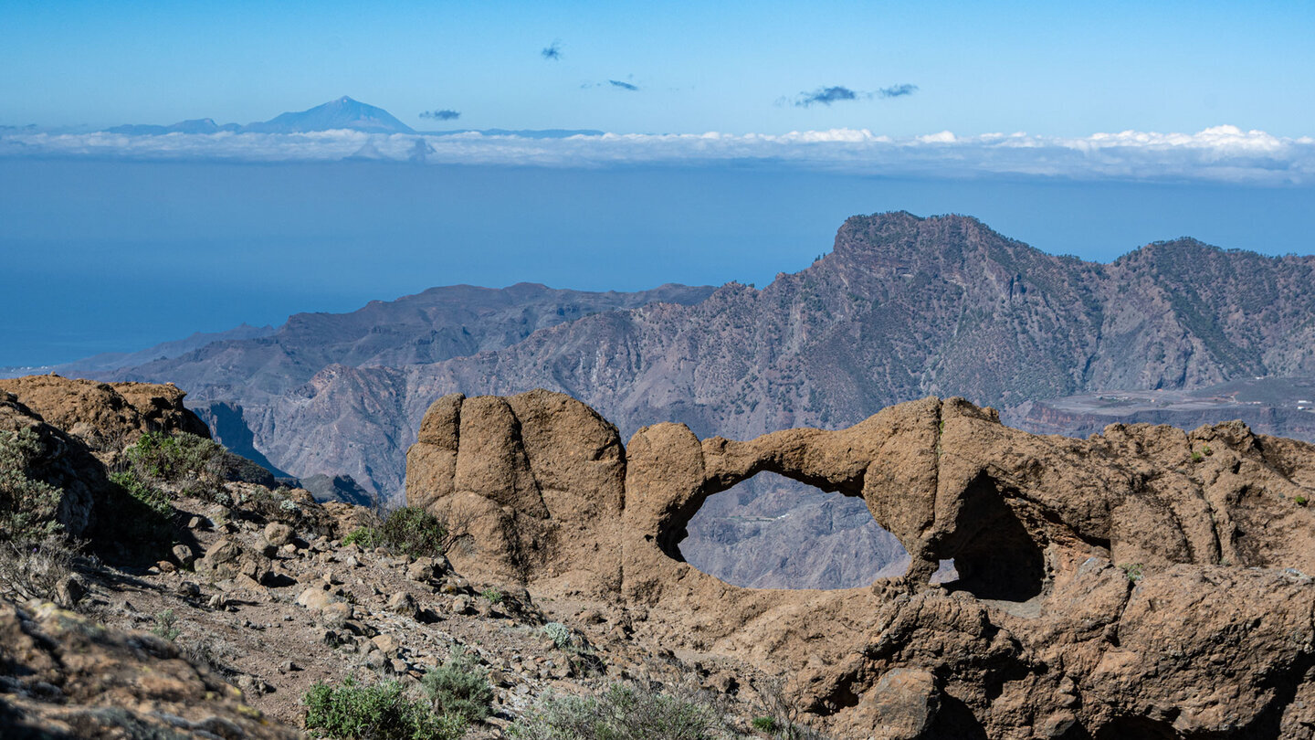 Felsbogen Ventana del Bentayga mit Teneriffa am Horizont.