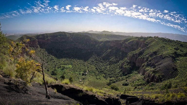 Der tiefe Kraterkessel der Caldera de Bandama