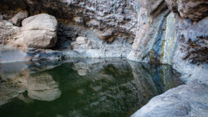 Der Charco Azul liegt still verborgen im Naturpark Tamadaba – ein türkisfarbenes Wasserbecken inmitten schroffen Gesteins.