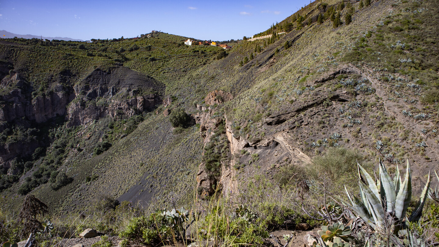 Schichtungen an den Kraterwänden der Caldera de Bandama.