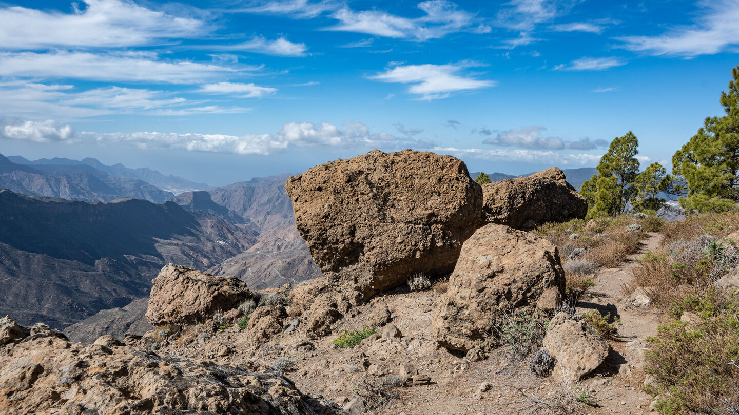 Wanderpfad mit Blick in den Barranco del Chorillo.