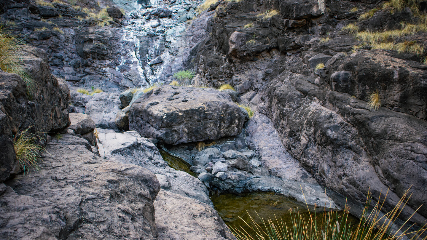 Wasserfall und Felswände am Charco Azul.
