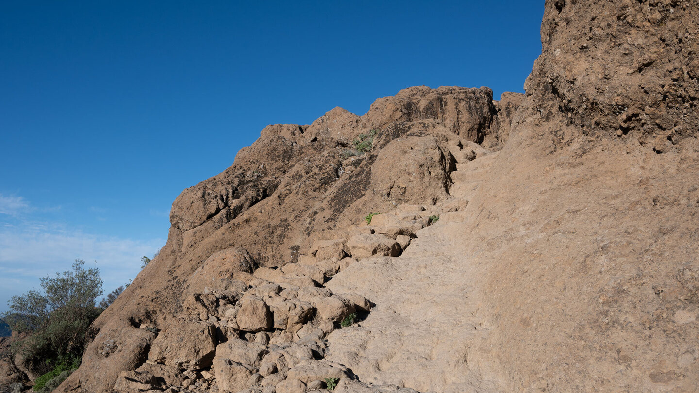 Der Wanderweg führt hinauf zum Gipfelplateau des Roque Nublo, einem der bekanntesten Wahrzeichen Gran Canarias