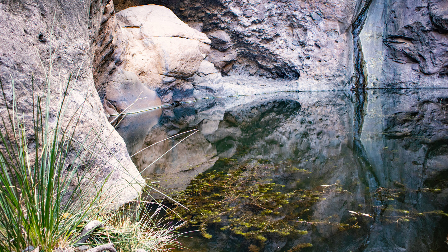 Der kleine Wasserfall, der den Charco Azul mit frischem Quellwasser aus den Bergen von Tirma speist.
