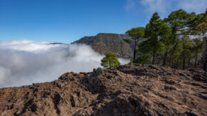 Feuchte Atlantikluft treibt Passatwolken gegen die Steilwände des Naturparks Tamadaba.