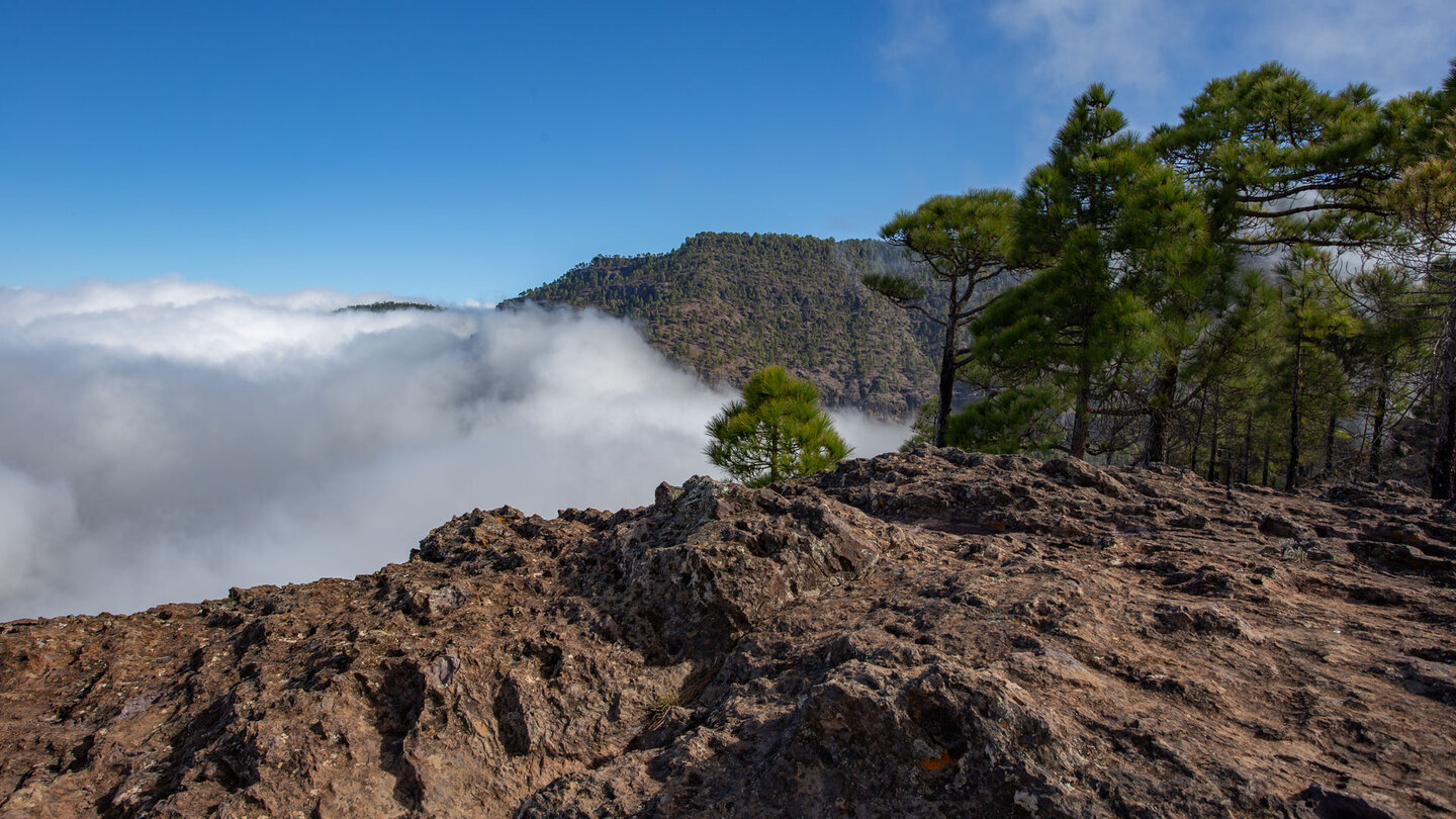 Feuchte Atlantikluft treibt Passatwolken gegen die Steilwände des Naturparks Tamadaba.