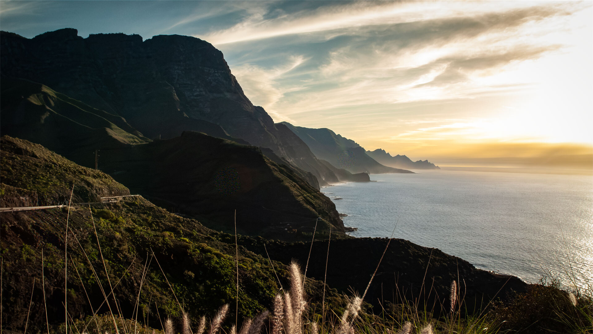 Der Sonnenuntergang taucht die Küste des Andén Verde in warmes Licht