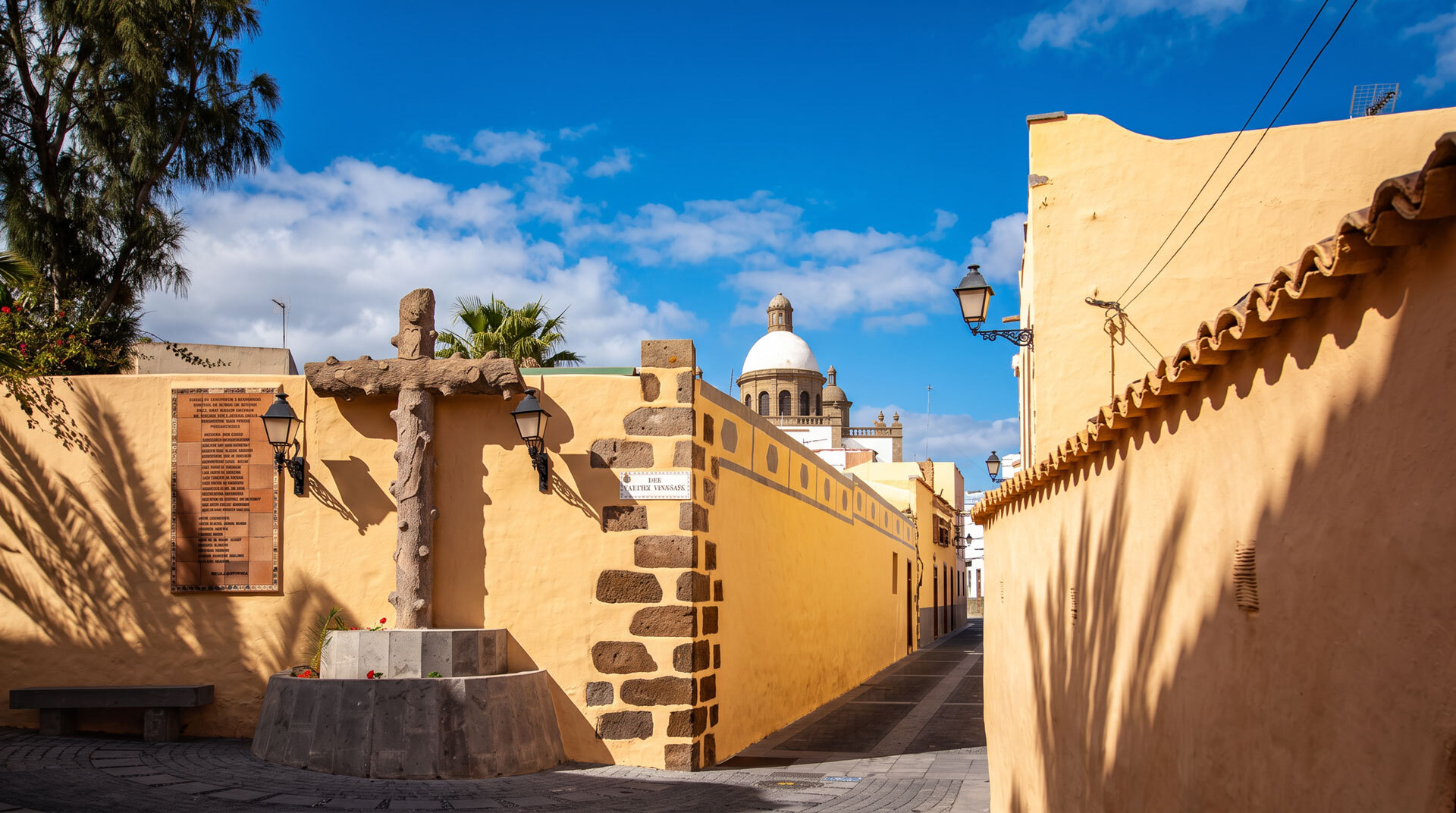 Häuser mit historischen Fassaden in Agüimes auf Gran Canaria.