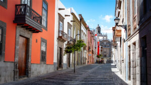 Eine schmale Altstadtgasse zieht sich durch Las Palmas – historische Fassaden, die vom wechselvollen Leben der Inselhauptstadt erzählen.