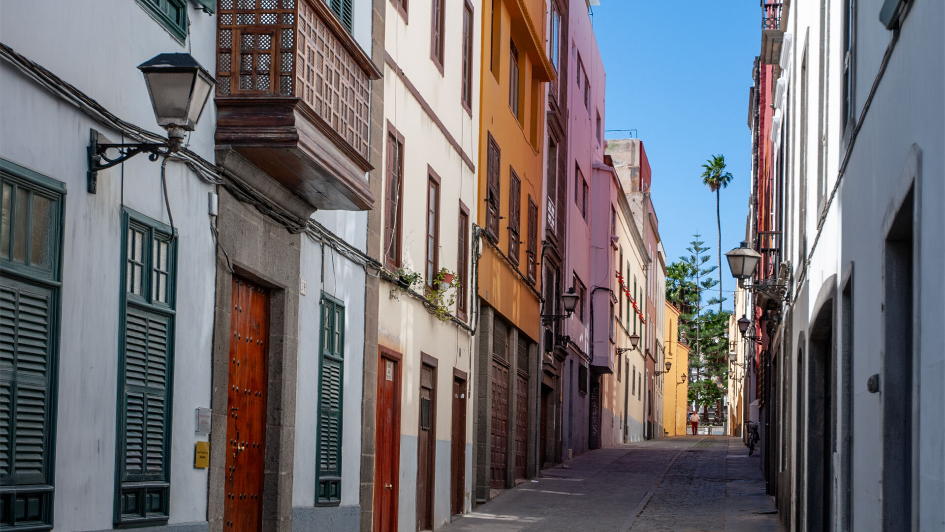 In den Altstadtgassen von Las Palmas de Gran Canaria finden sich zahlreiche Hostels für budgetbewusste Reisende.
