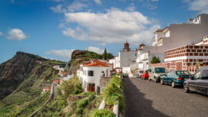 Die Dorfstraße in Artenara mit Blick auf die Iglesia de San Matías – Wahrzeichen des höchstgelegenen Dorfes Gran Canarias.
