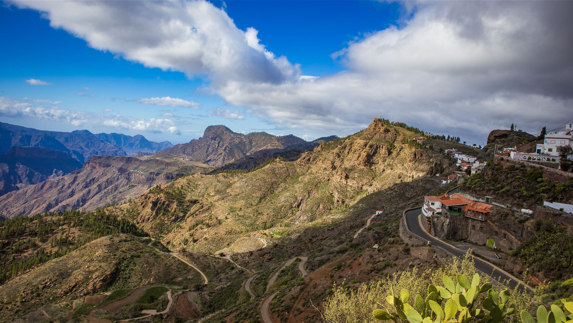 Artenara ist mit rund 1.270 Metern der höchstgelegene Ort Gran Canarias und bekannt für seine Höhlenwohnungen im Felsen.
