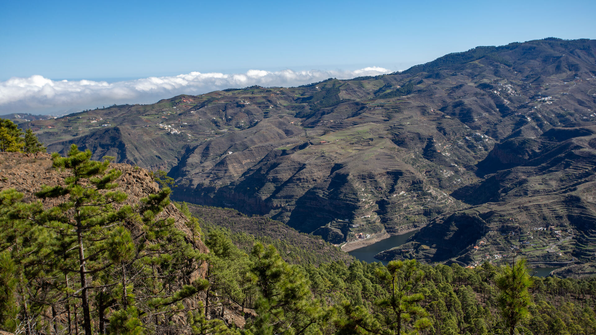 Die Stauseen am Fuß des Tamadaba-Massivs im Bergland Gran Canarias.