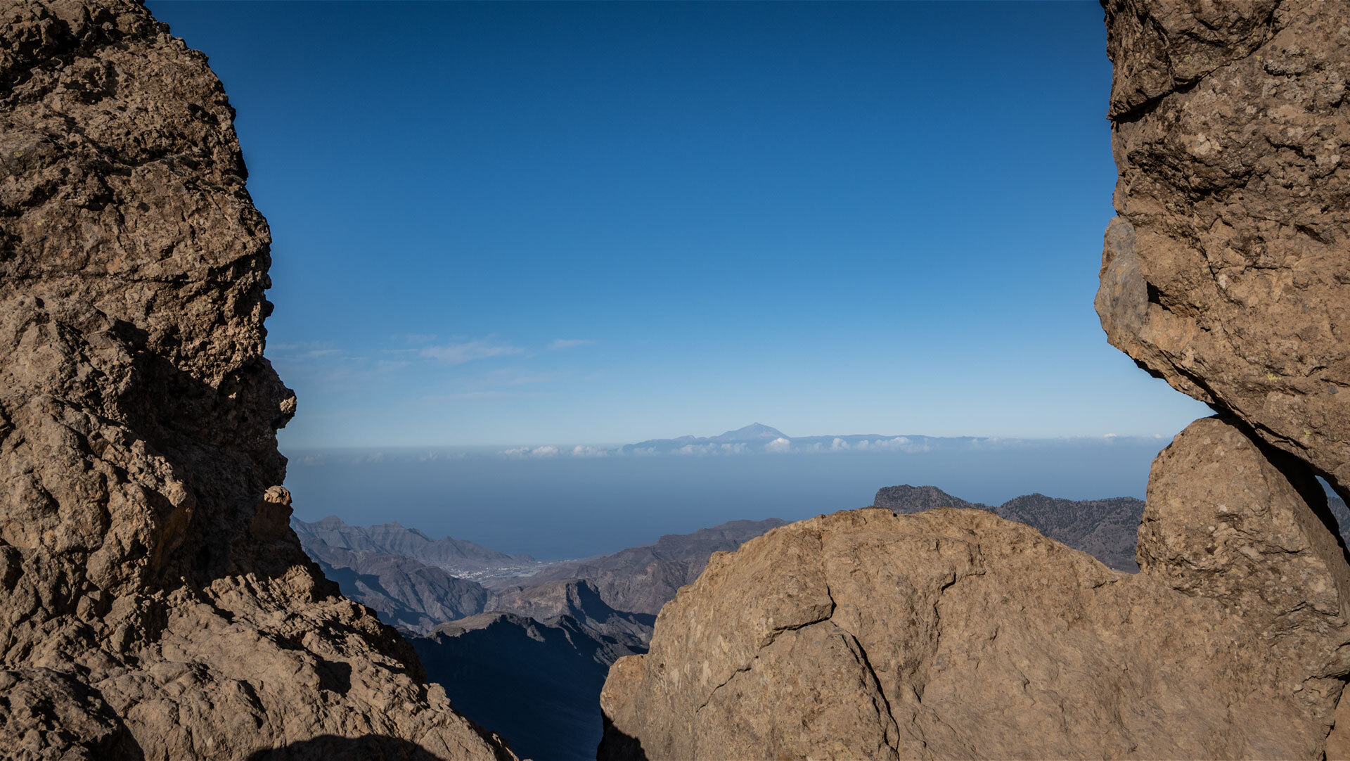 Der Wanderweg bietet Blick auf El Fraile links und den Roque Nublo rechts.