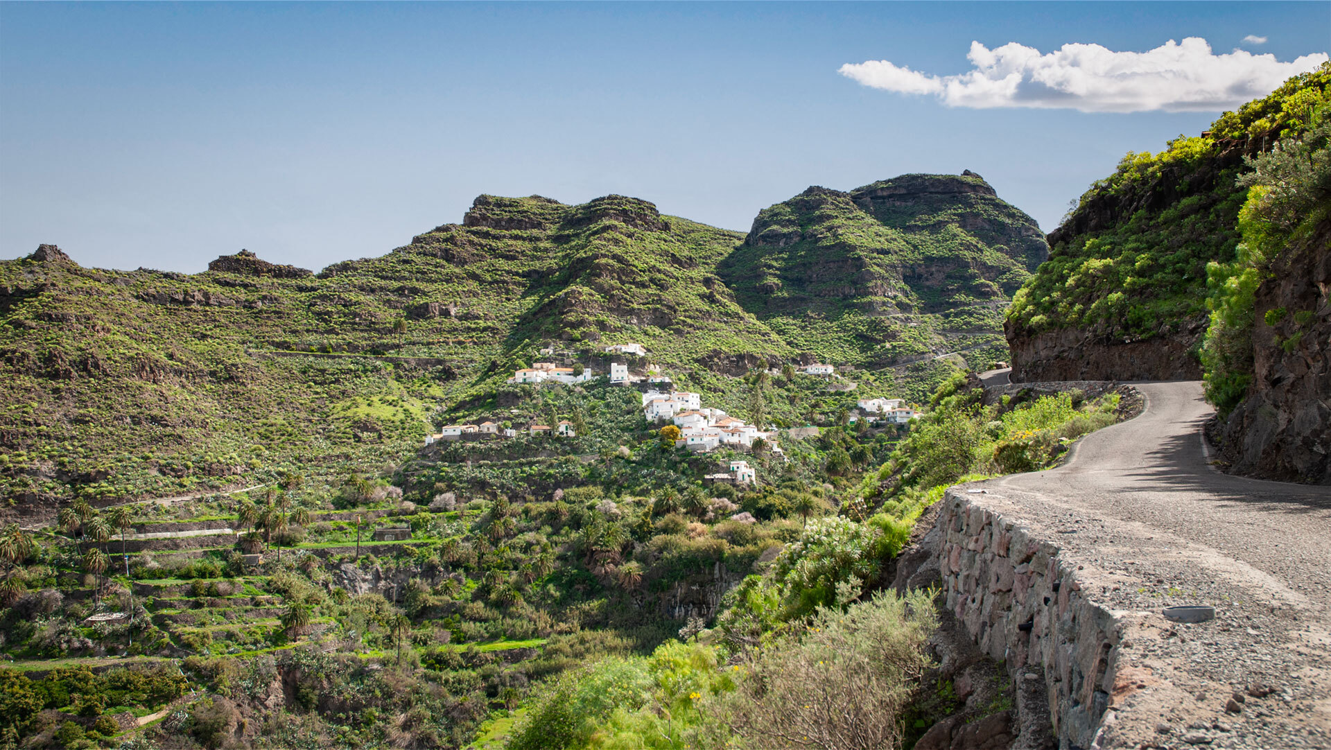 Die schmalen Straßen durch die Bergwelt Gran Canarias erfordern vorsichtiges Fahren, bieten dabei aber eindrucksvolle Ausblicke.