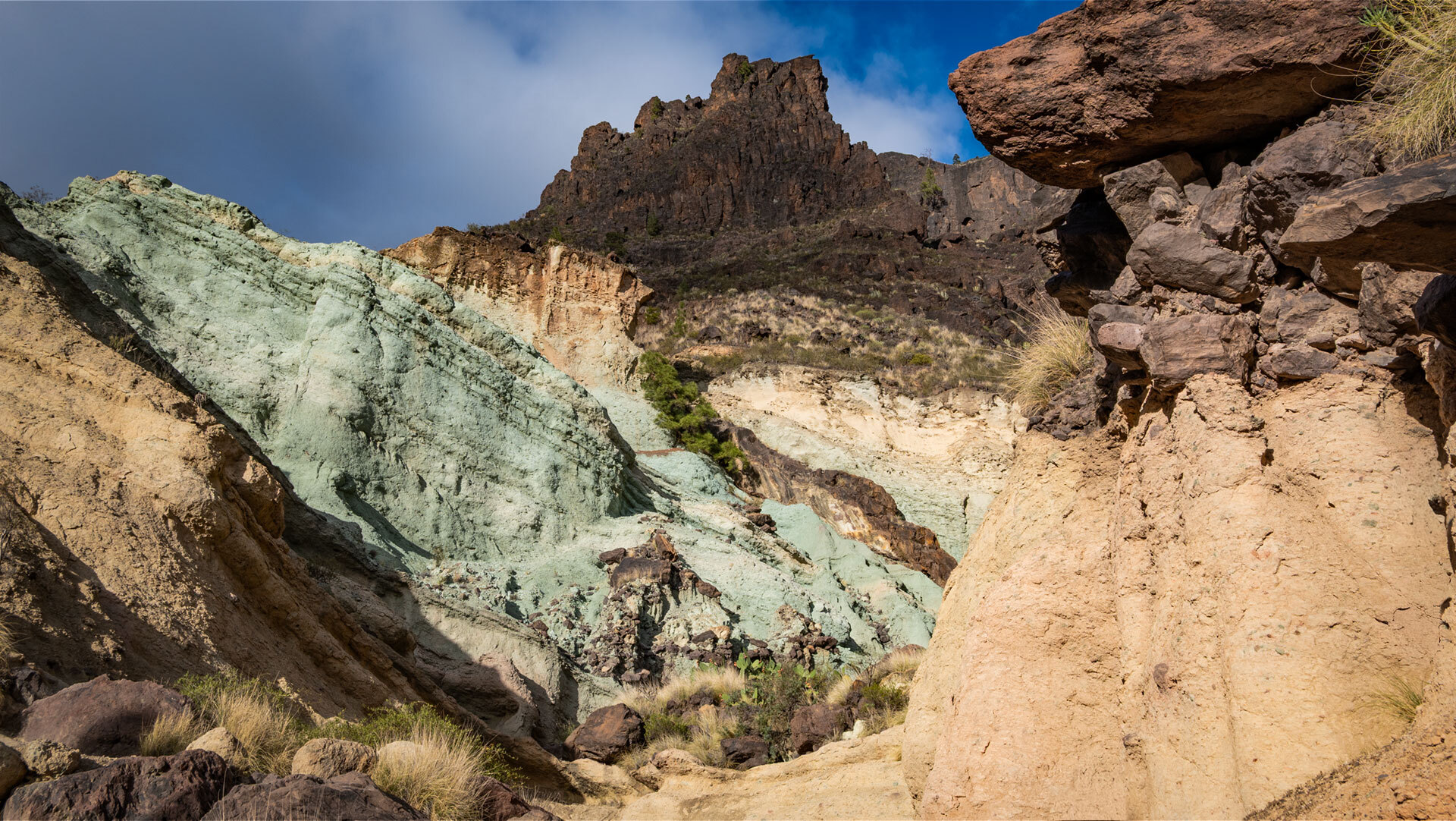 In Türkis, Grün und Violett schimmern die Felsen von Los Azulejos – eine spektakuläre Farbenpracht