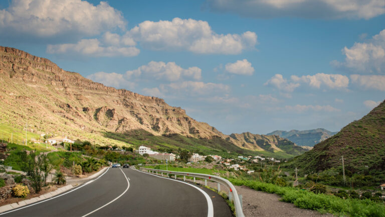 Blick über den Barranco de Mogán auf Gran Canaria