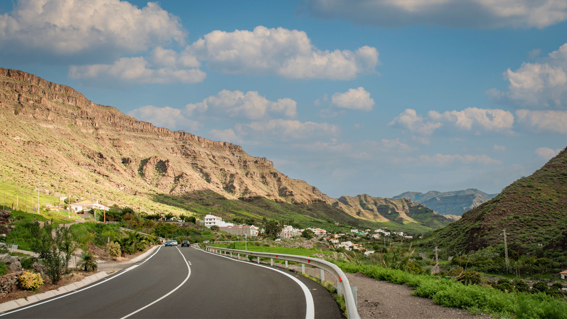 Blick über den Barranco de Mogán auf Gran Canaria