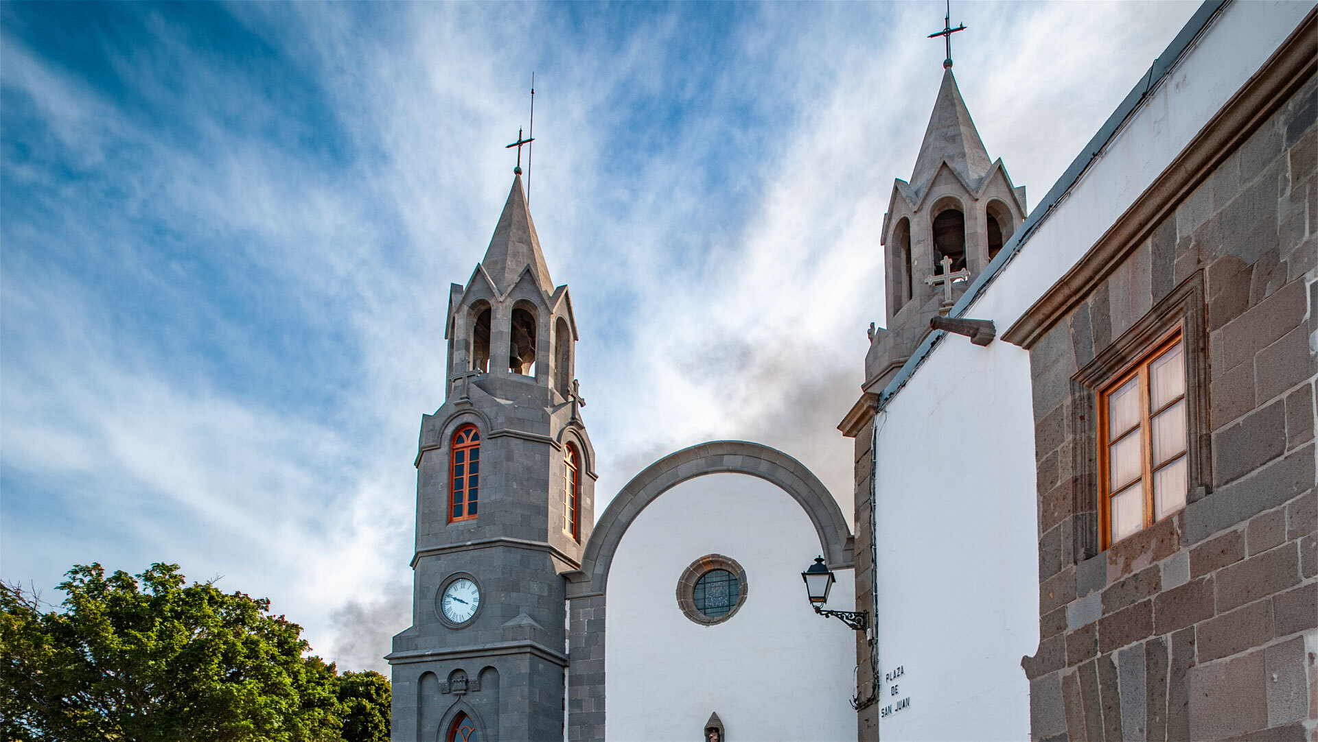 Blick auf die Basílica de Nuestra Señora del Pino von der Calle Real de la Plaza in Teror