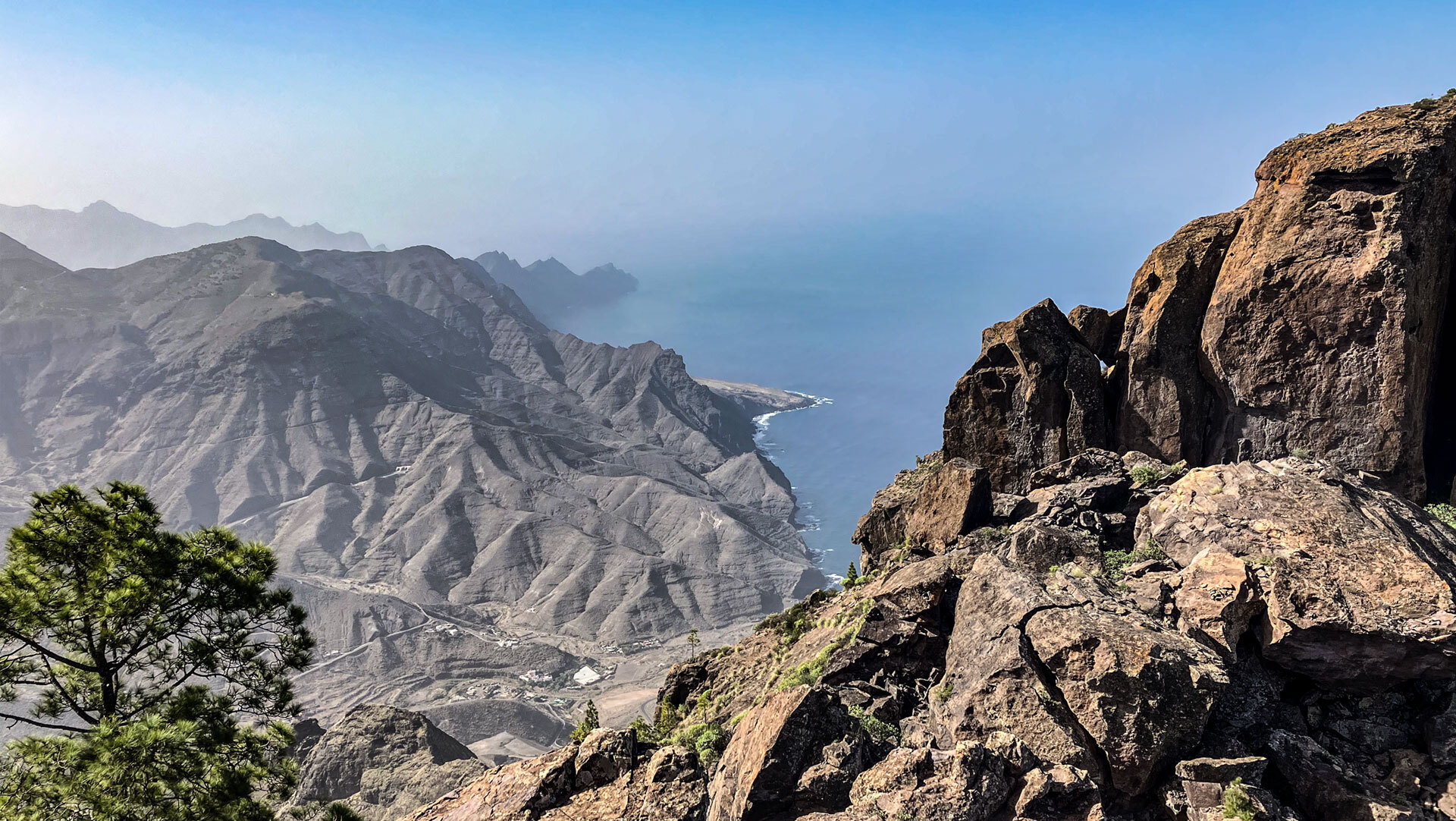 Blick vom Faneque über die Küstenlandschaft Gran Canarias.