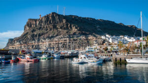Von Puerto de Mogán starten Bootsausflüge entlang der Küste – ein Ausgangspunkt, der Hafenflair und Meeresabenteuer miteinander verbindet.
