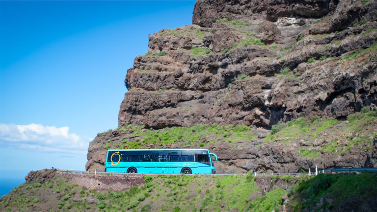 Die Guagua verbindet Gran Canaria auf ihre eigene Art – ein bequemer Weg, um Berge, Küsten und Dörfer der Insel zu erkunden.