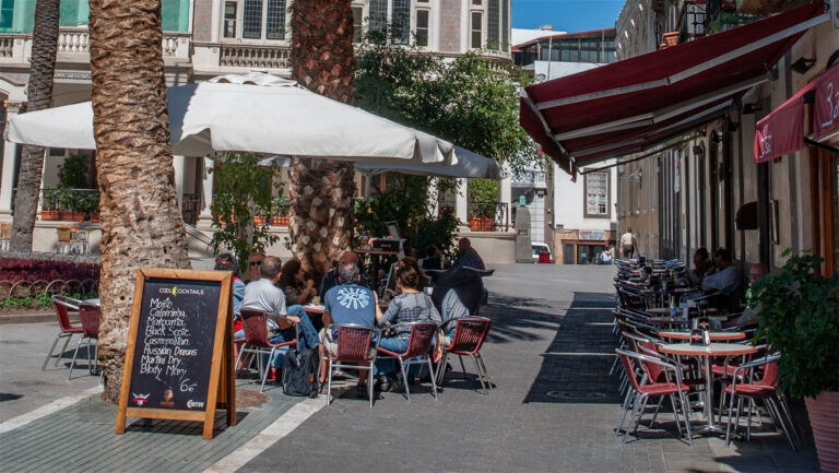 Restaurants und Cafés prägen das Stadtbild von Las Palmas de Gran Canaria – kulinarische Vielfalt zwischen Strandpromenade und Altstadt.