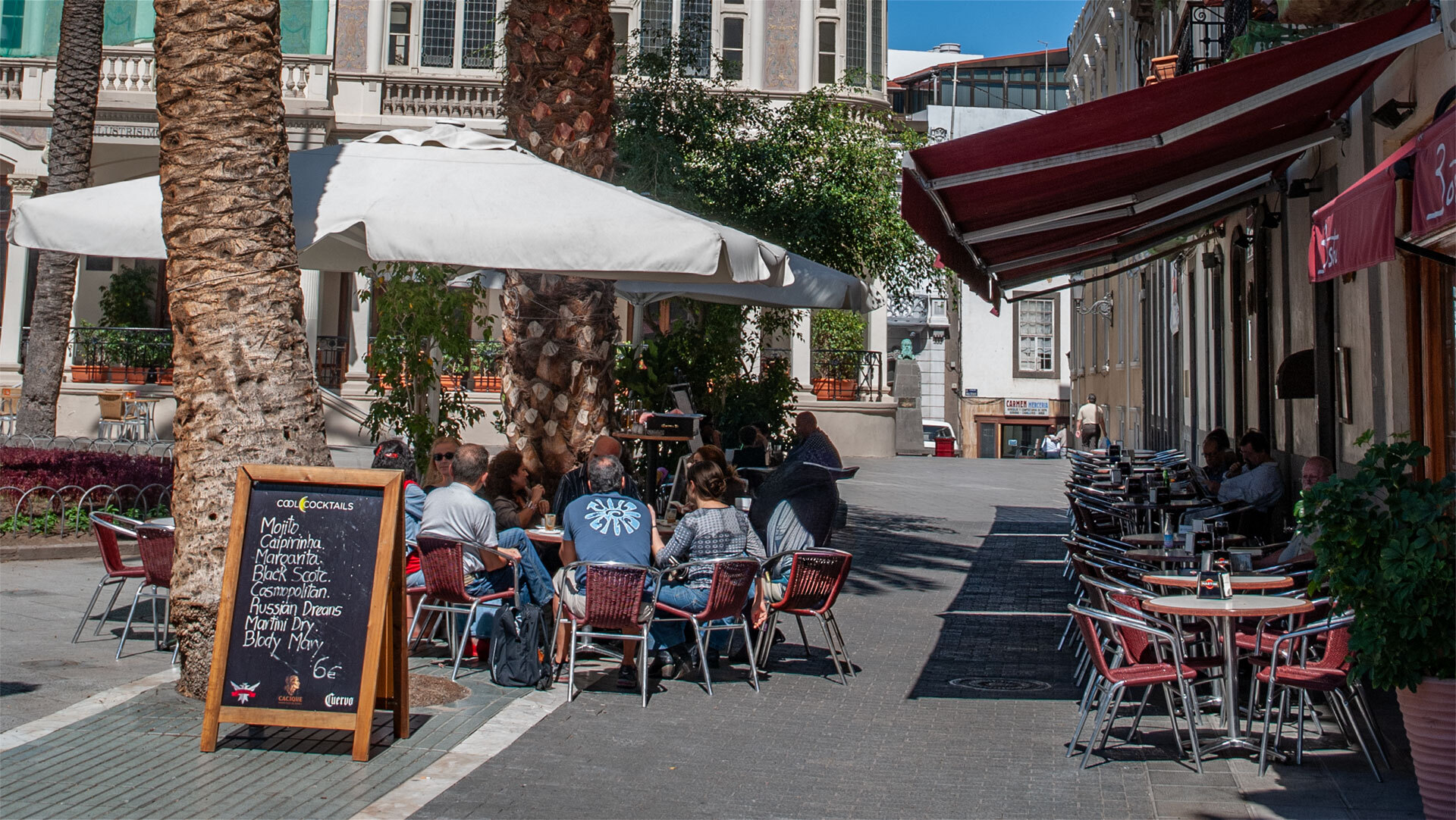 Restaurants und Cafés prägen das Stadtbild von Las Palmas de Gran Canaria – kulinarische Vielfalt zwischen Strandpromenade und Altstadt.