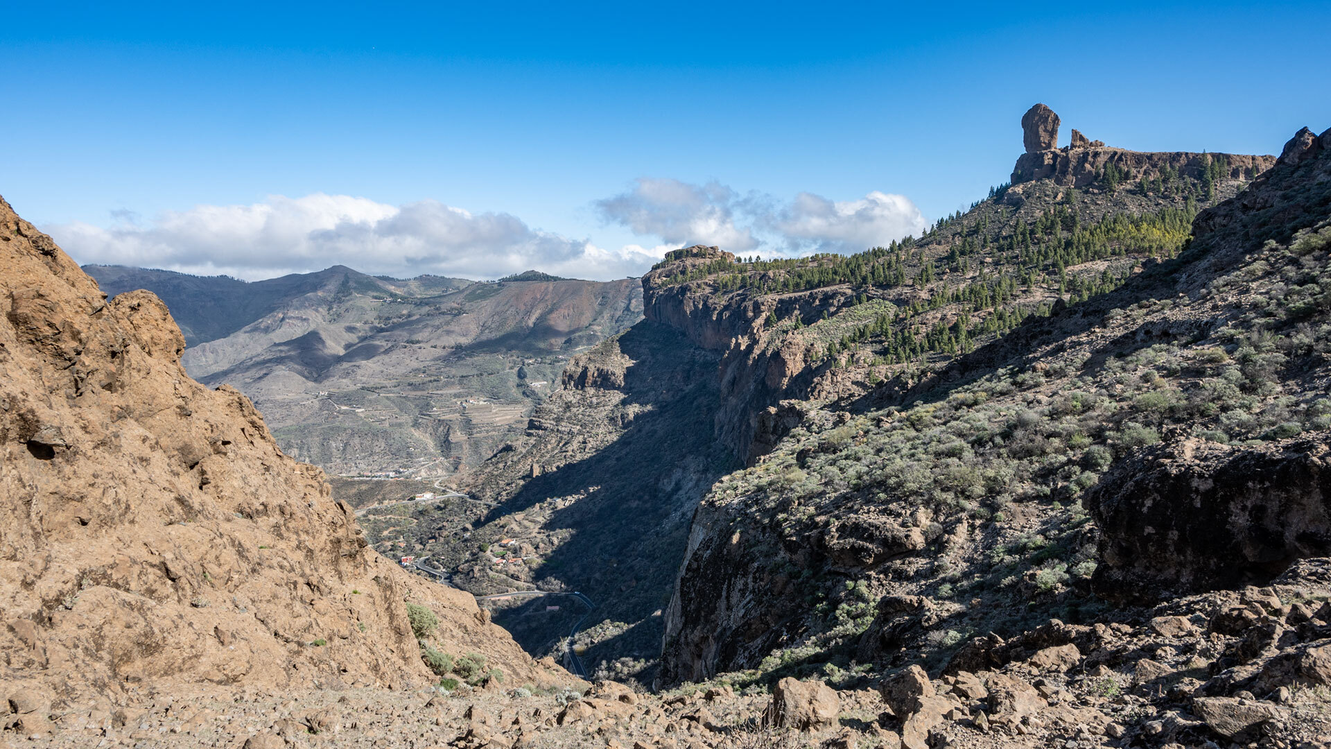Die Route bietet mehrfach Ausblicke in die Caldera de Tejeda, den zentralen Talkessel Gran Canarias.