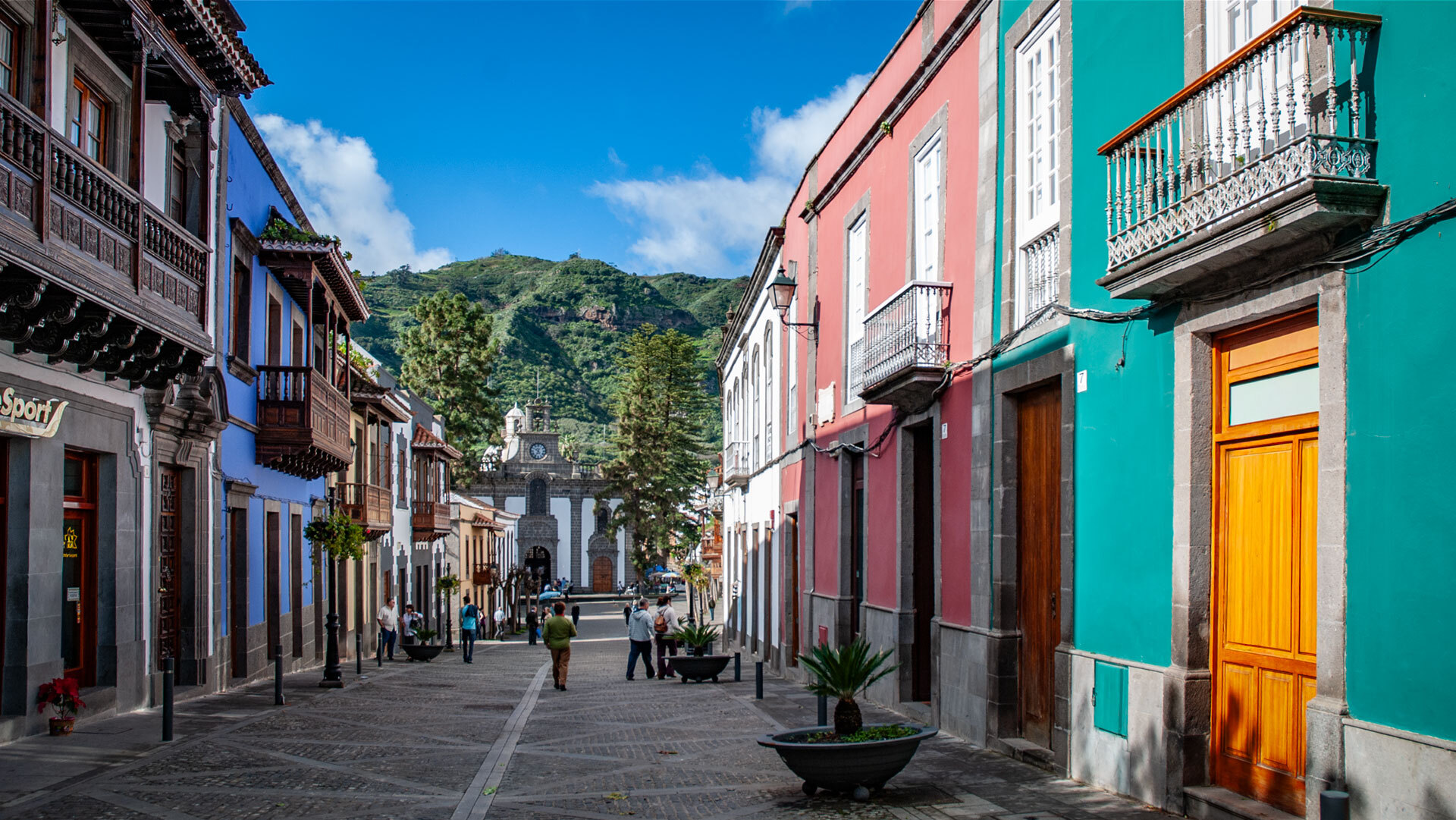 Blick auf die Basílica de Nuestra Señora del Pino von der Calle Real de la Plaza in Teror