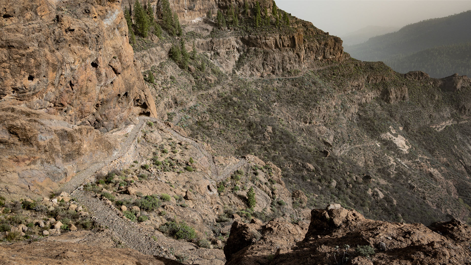 Der Camino Real verläuft vom Pico de las Nieves zur Cruz Grande im Bergland Gran Canarias.