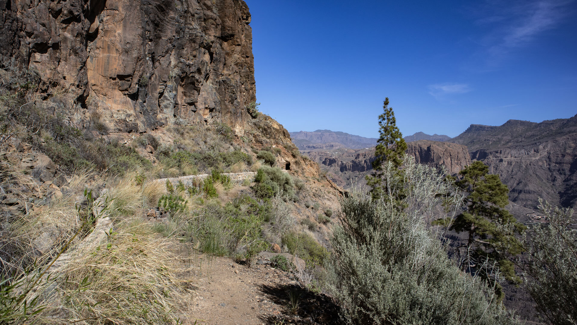 Canal de las Niñas unter steilen Felswänden der Schlucht.
