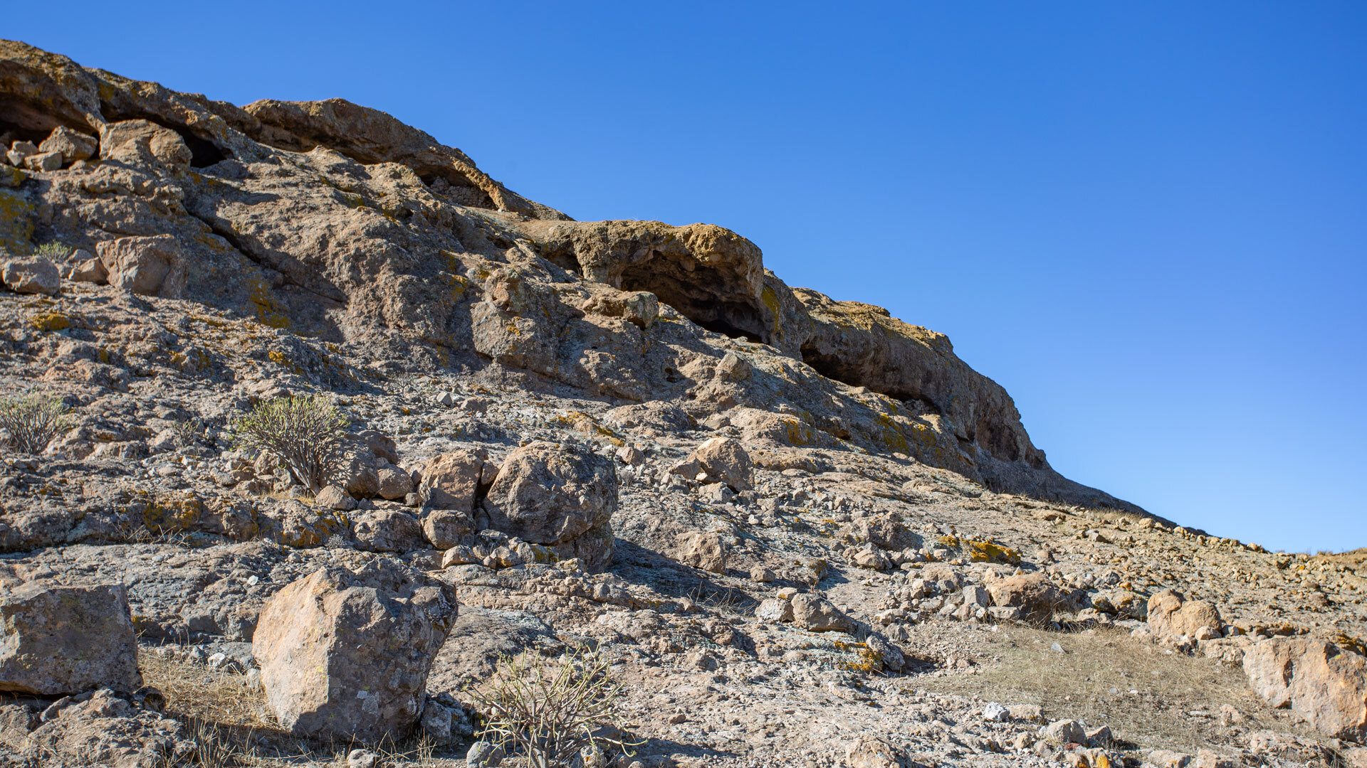 Das Wegenetz erschließt das Hochland der Majada Alta sowie die eindrucksvollen Schluchten und Stauseen rund um Chira und Soria.