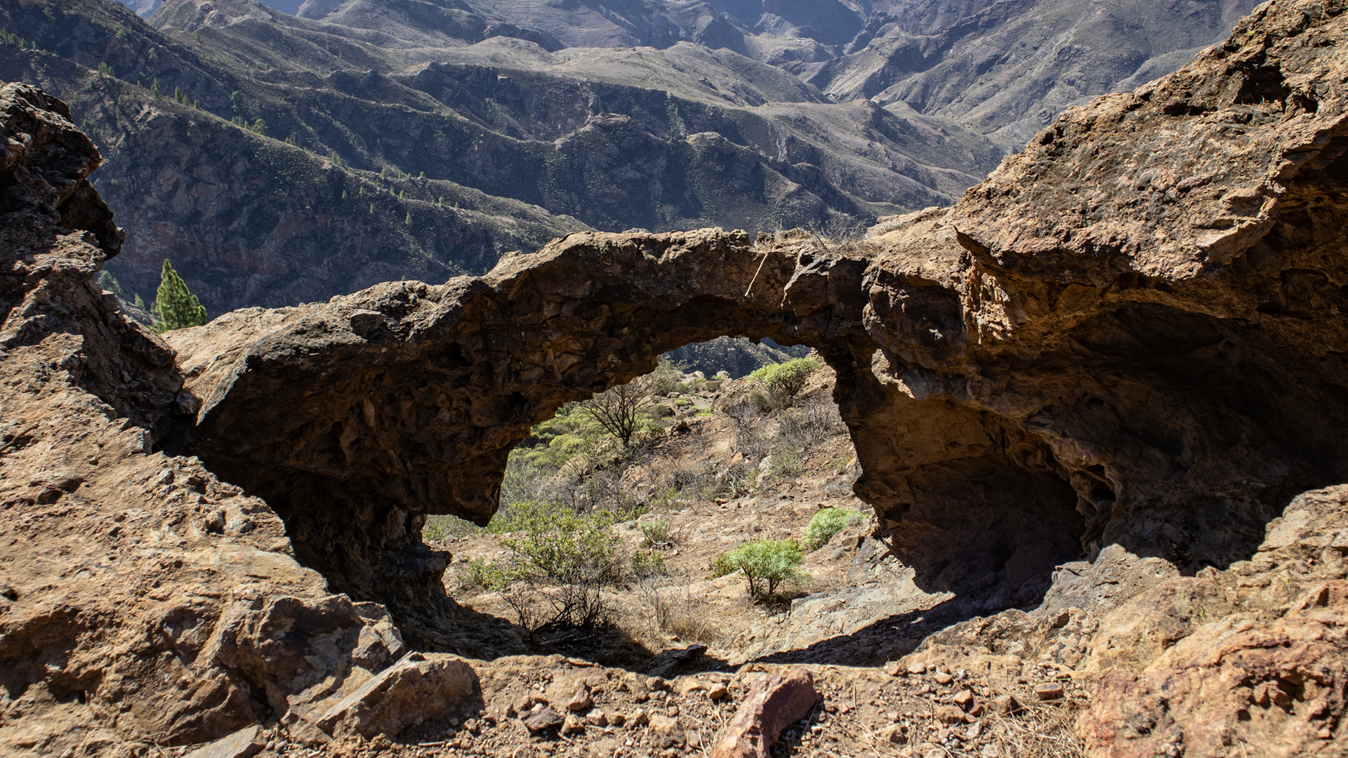Die kleine Höhle mit weiterem Bogen in der Nähe des Arco del Escobón.