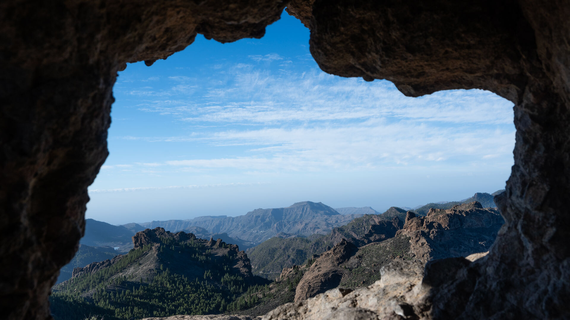 Durch den Felsbogen an der Formation Rana rückt der El Montañón wie gerahmt ins Bild