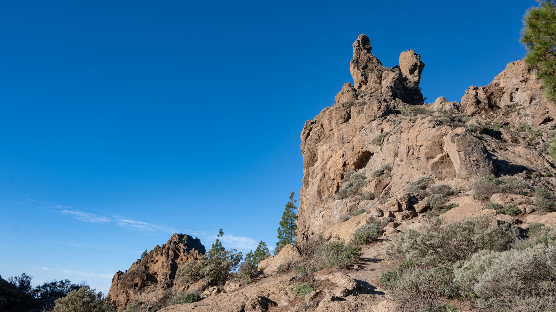Am Wanderweg S-70 im Naturpark Roque Nublo ragt die Felsformation Roque de San José empor