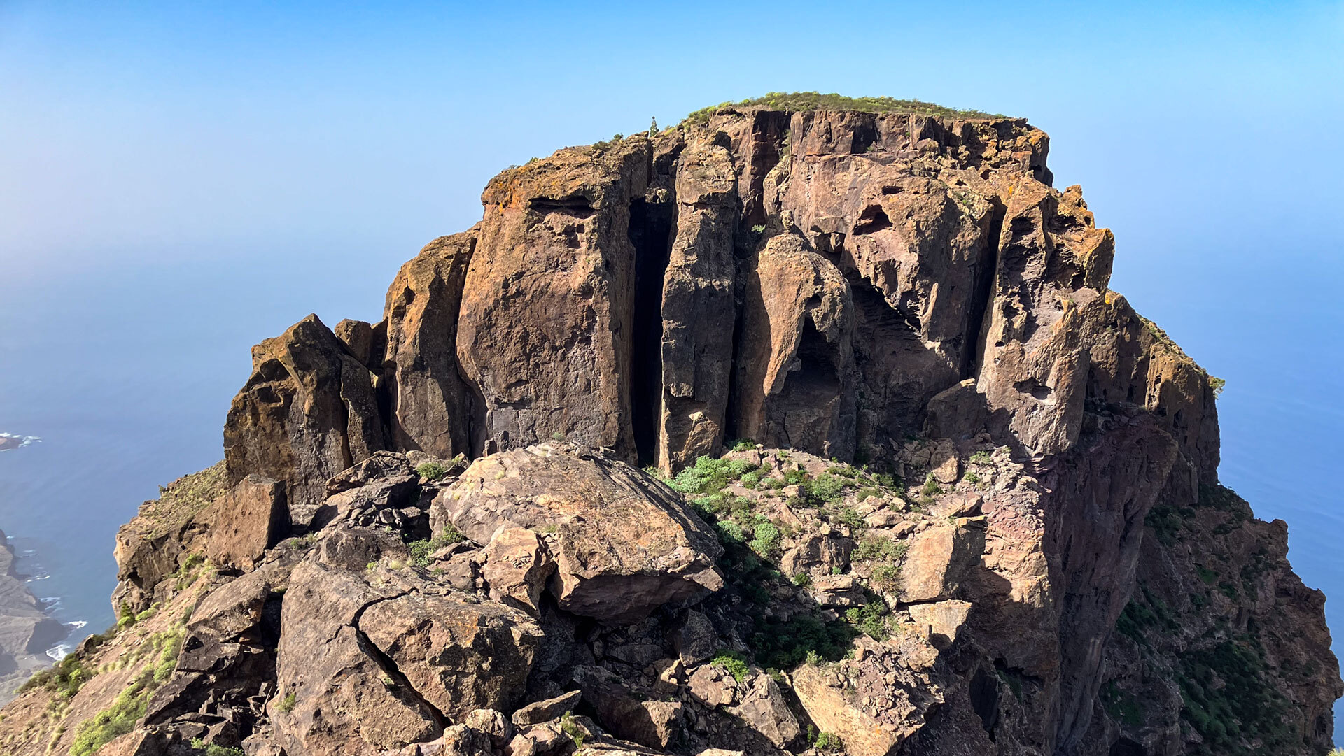 Schroffe Felsformationen säumen die Klippe des Faneque.