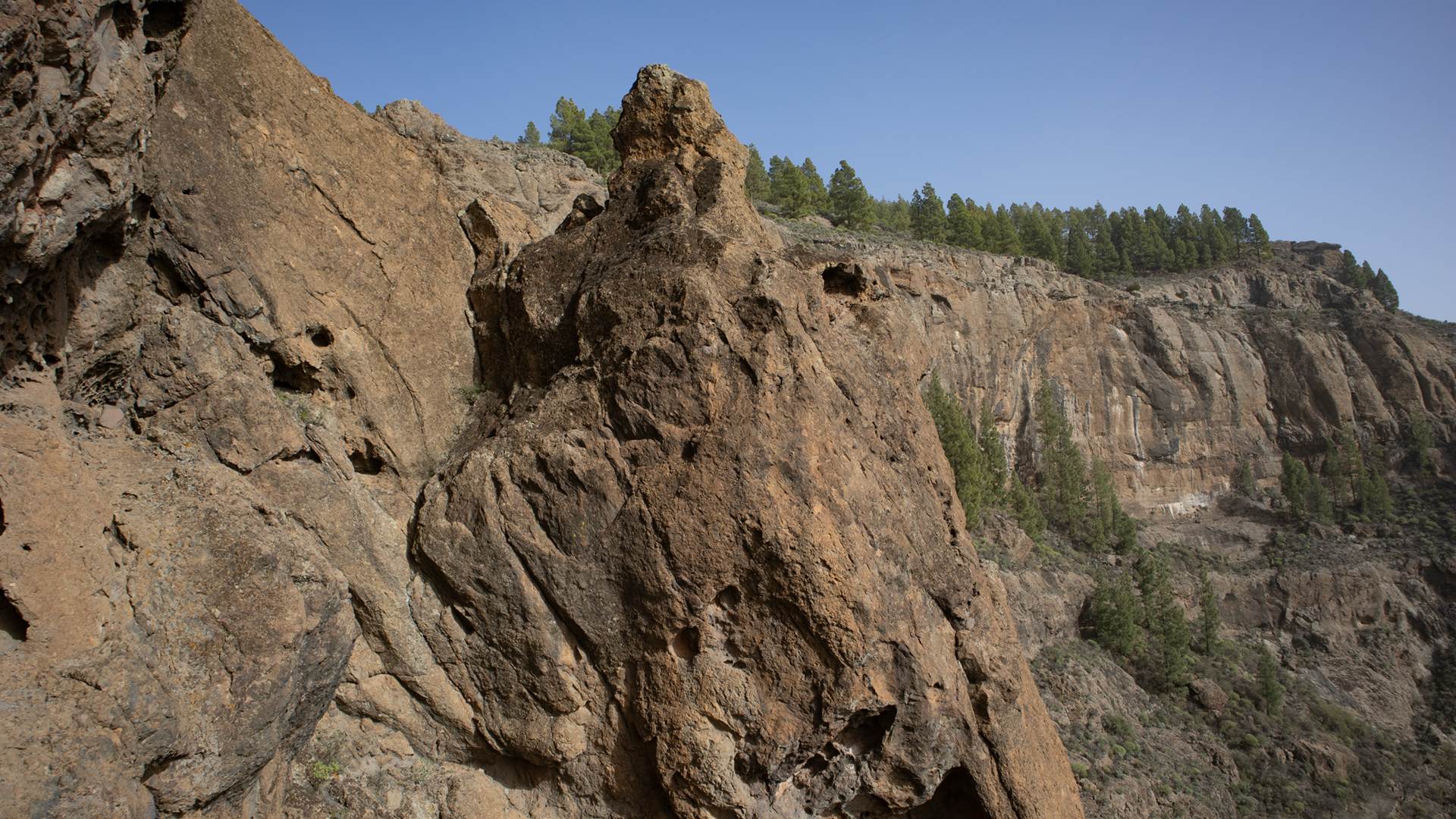 Ausblick über die Riscos de Tirajana – senkrecht abfallende Felsen am Südrand des Zentralmassivs.